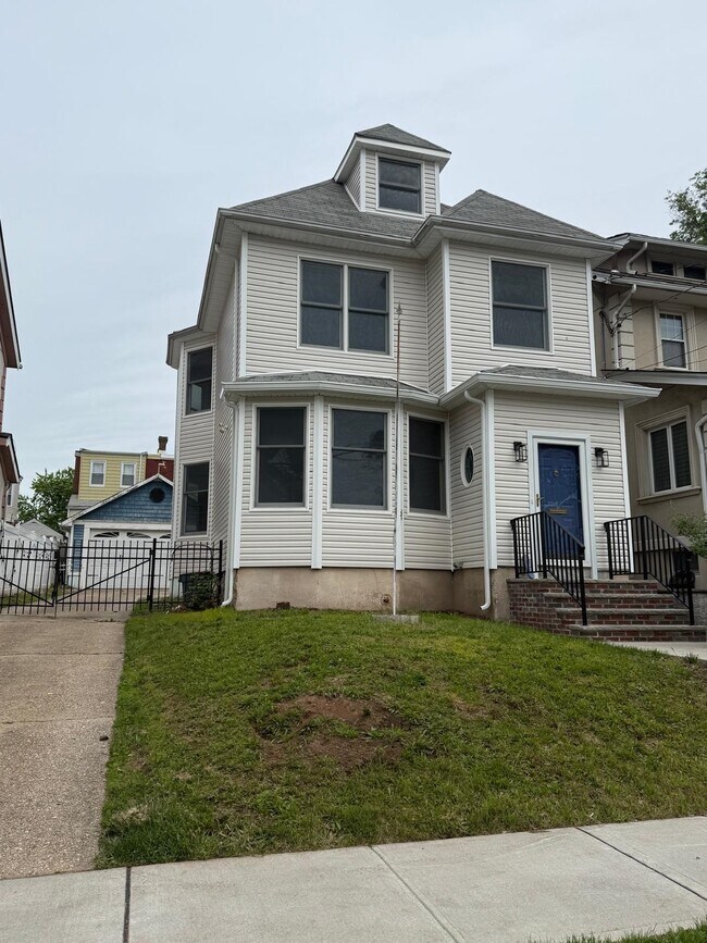 Primary Photo - 423 Devon St