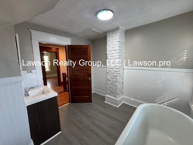 Building Photo - Three Bedroom Home - Walking Distance to G...