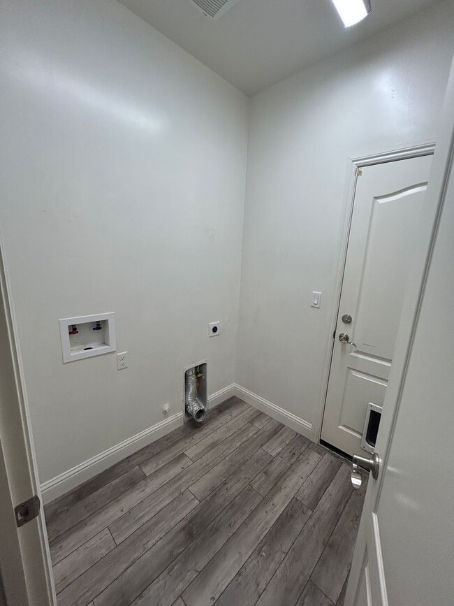 Building Photo - Don't miss out newer 4 bedroom 2 bath in K...