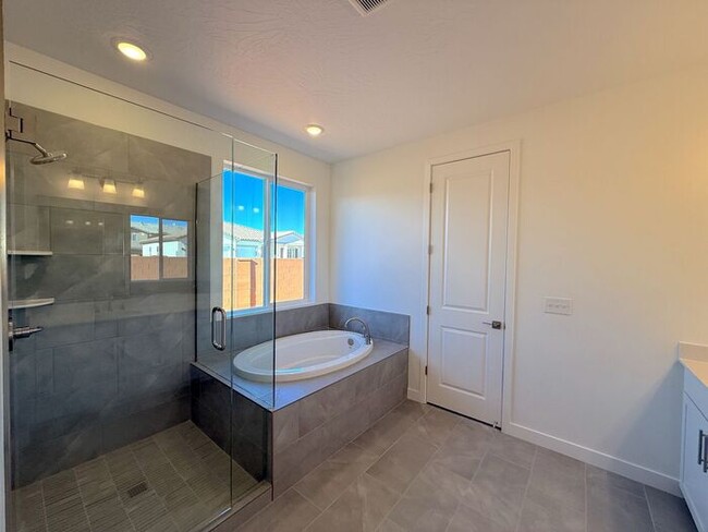 Building Photo - New 3 bed, 2.5 bath with 2 car garage home