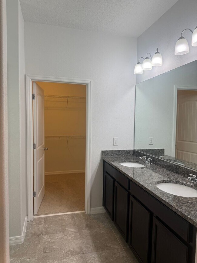 Building Photo - Home in WATERLEIGH Winter Garden!