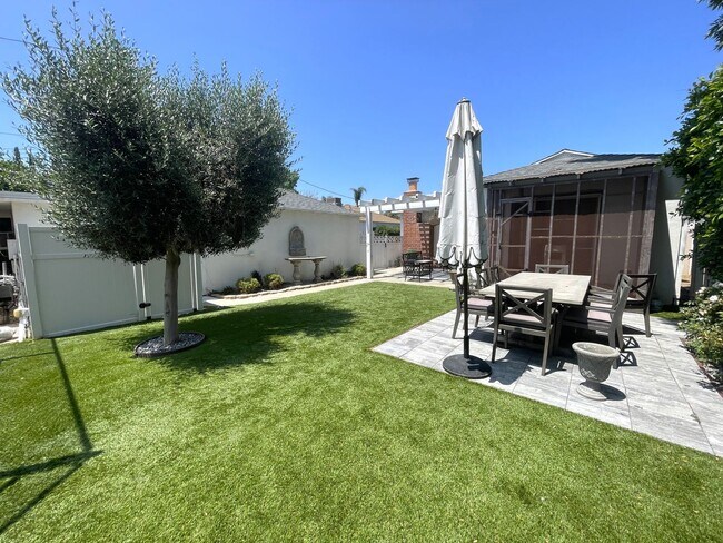 Building Photo - Luxurious Lake Balboa Home with Athletic A...