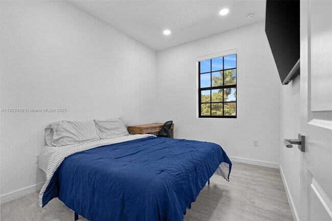 Building Photo - 757 SW 11th St