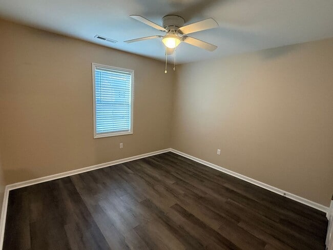 Building Photo - 2 Bedroom, 2 bath duplex.