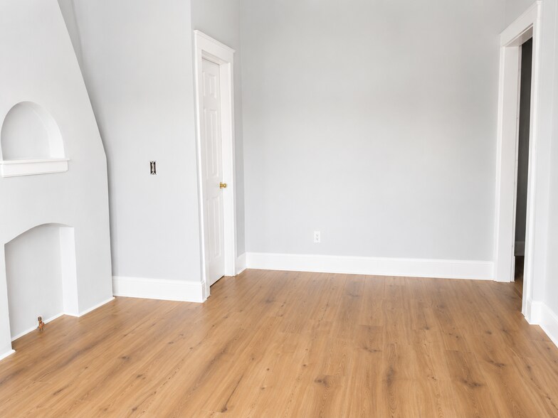 Building Photo - 7917 Linwood Ave