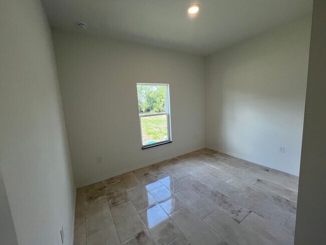 Building Photo - ASK US ABOUT FREE RENT-MOVE IN READY 3/2-L...