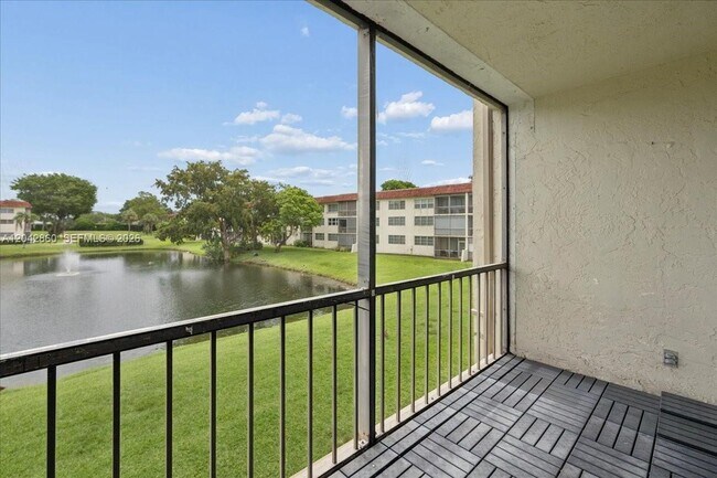 Building Photo - 800 S Hollybrook Dr