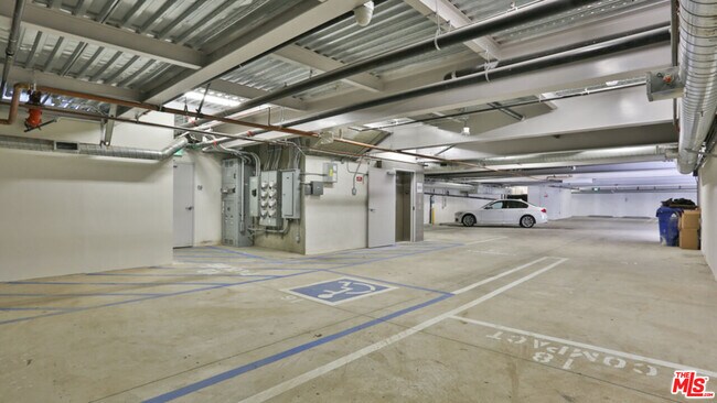 Building Photo - 1424 S Bentley Ave