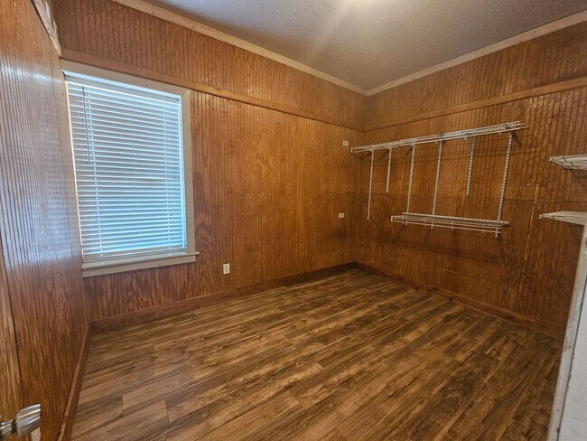 Building Photo - 3 BD / 2 BA Unfurnished - One block to the beach