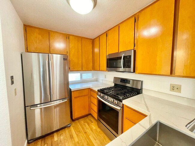 Building Photo - Spacious 3BR/2BA Potrero Hill Townhouse Ho...