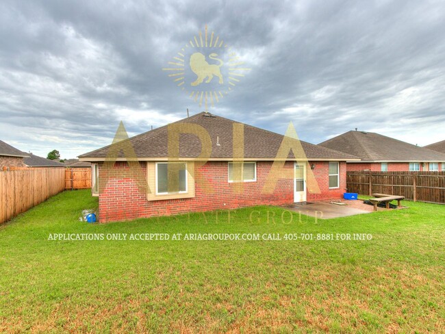 Building Photo - Spacious Edmond Fossil Creek Addition 3 Be...