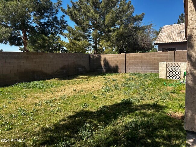 Building Photo - 755 W Baylor Ln