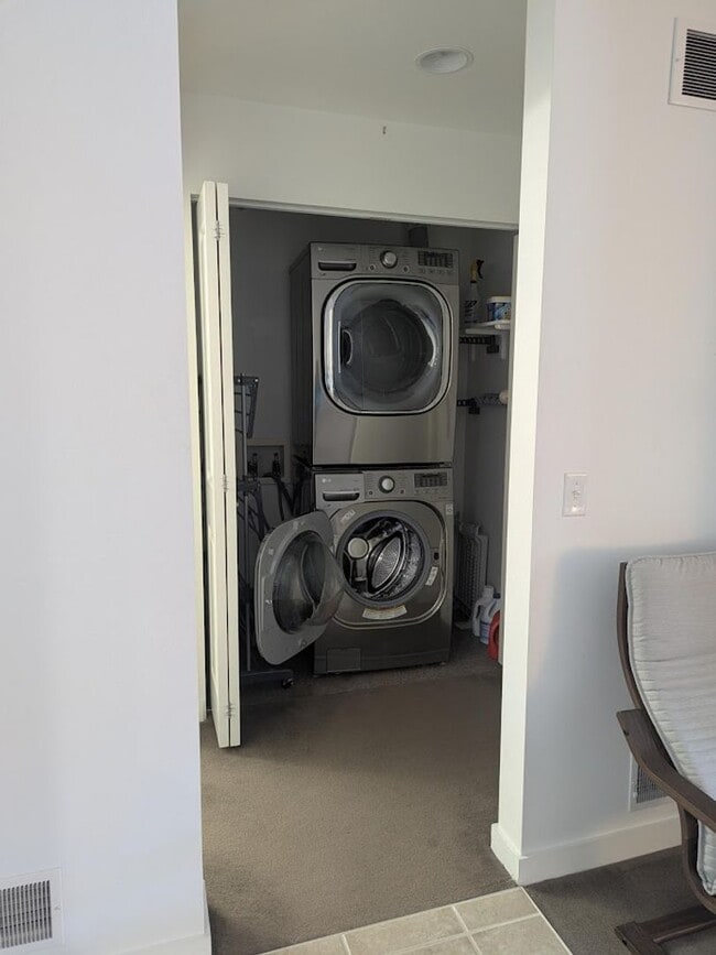 Building Photo - Bright and Spacious Condo for Rent in Downtown Verona