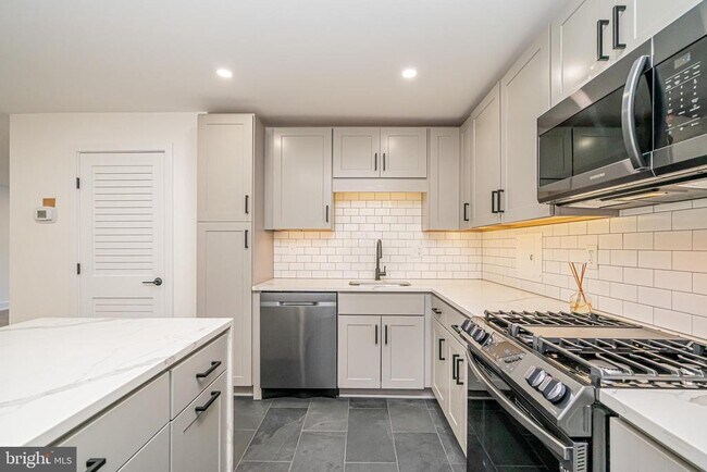 Building Photo - 1300 Army Navy Dr