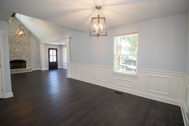 Building Photo - Charming 3-Bed, 3.5-Bath Home Near Augusta...