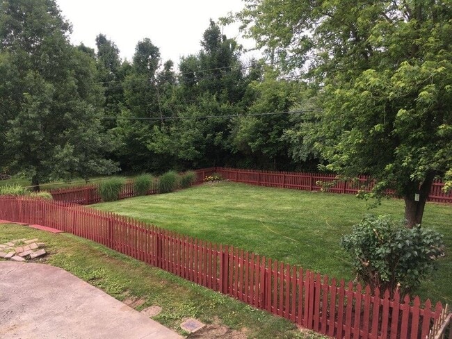 Building Photo - Beautiful 3Bd/2.5 Bath Goshen Woods Property