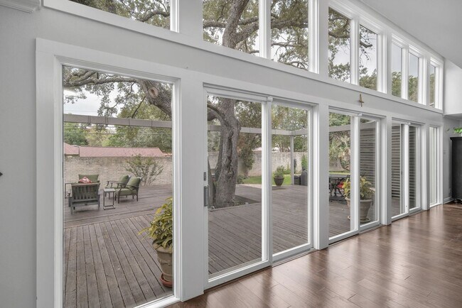 Building Photo - CHARMING 5 BDRM HOME IN CASTLE HILLS!!