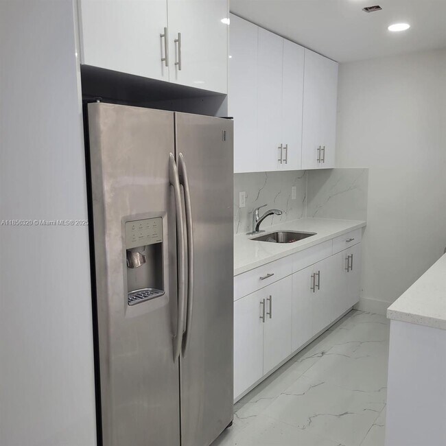 Building Photo - 9402 SW 77th Ave