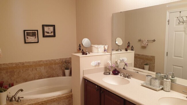 Building Photo - Stunning 3 bedroom top floor in Toscana FULLY FURNISHED