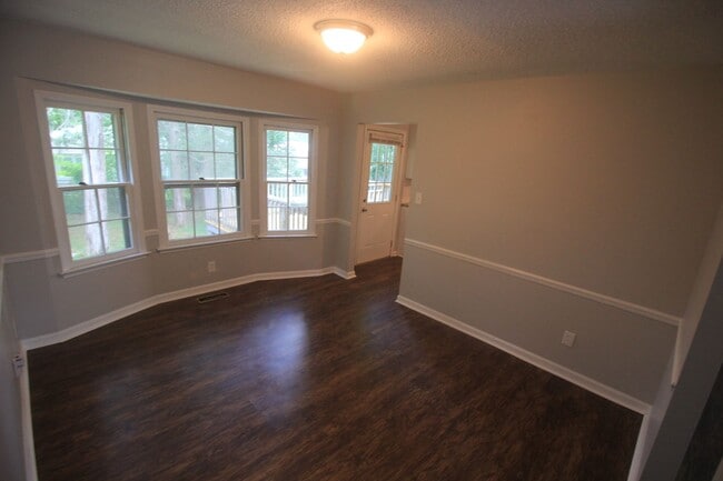 Building Photo - Move In Special!! 1/2 Off First Month's Re...