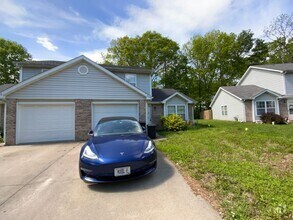 Building Photo - 3 Bedroom/2 Bathroom duplex
