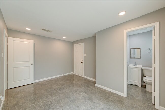 Building Photo - 4545 Bricker St