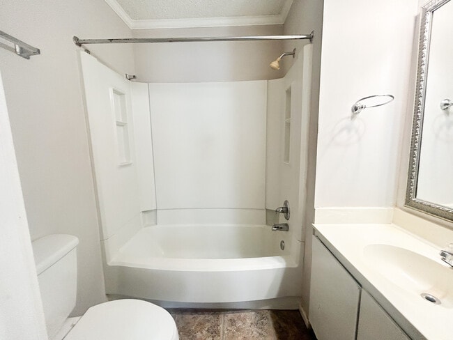 Building Photo - 16 Canterbury Ct