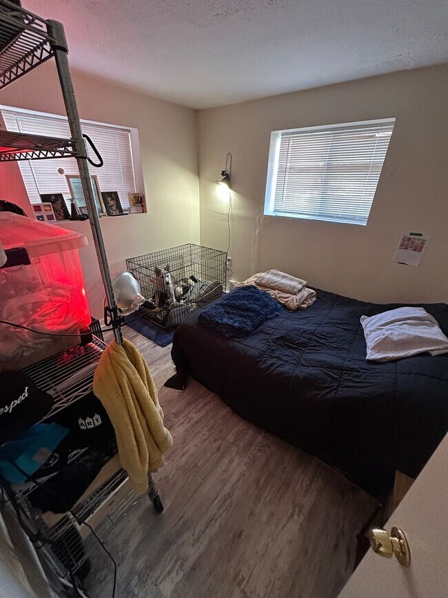 Building Photo - 2BR 1Bth unit. Heat/Hot Water included. Great location!