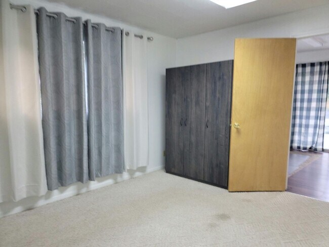 Building Photo - 3 Bedroom 1 Bath Home with Shop