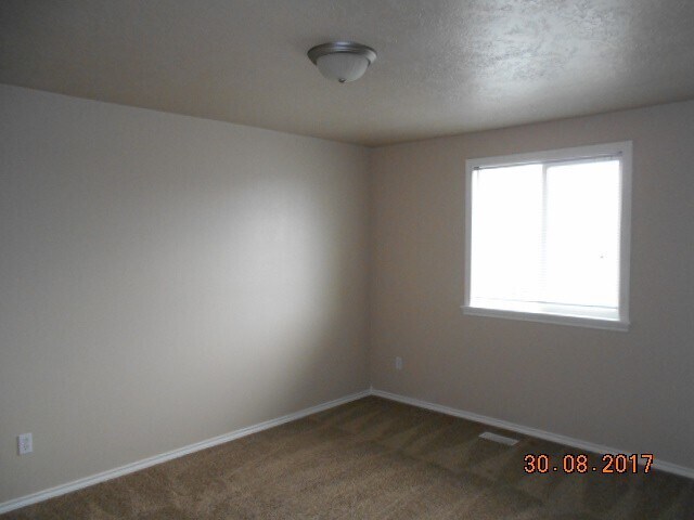 Building Photo - NE Meridian 4 Bedroom Home for Rent w 3 car garage