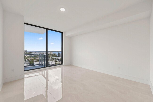 Building Photo - 220 Lake Shore Dr