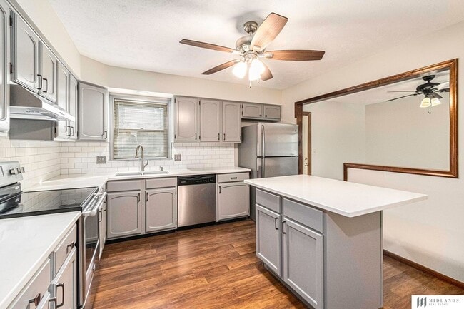 Building Photo - 7208 Pine Dr