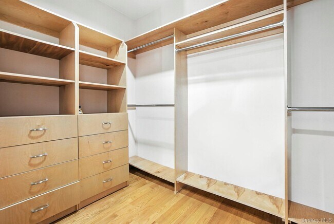 Building Photo - 77-16 Kew Forest Ln