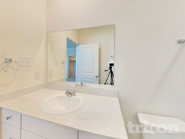 Building Photo - 12713 Big Rnch Rd