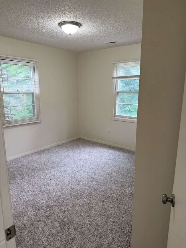 Building Photo - 3 BR 1 BA newly remodeled home!