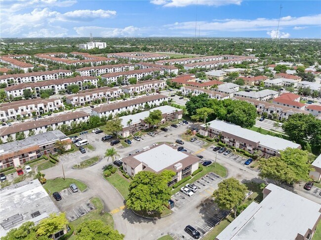 Building Photo - 20905 NE 8th Ct