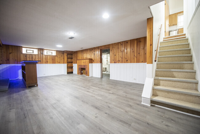 Building Photo - 5976 Hodgman Dr