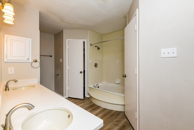 Building Photo - 1354 Gainsborough Way