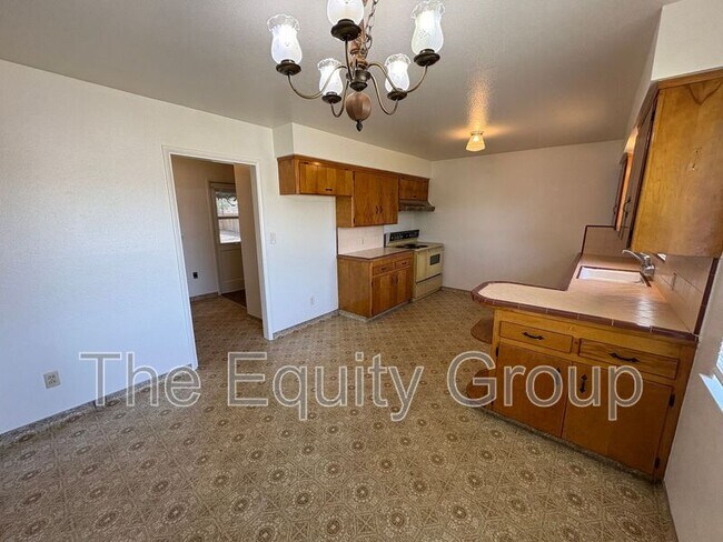 Building Photo - 542 S Redwood St