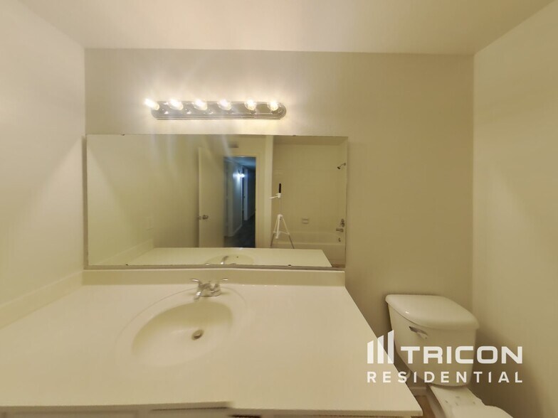 Building Photo - 4901 W Dahlia Dr