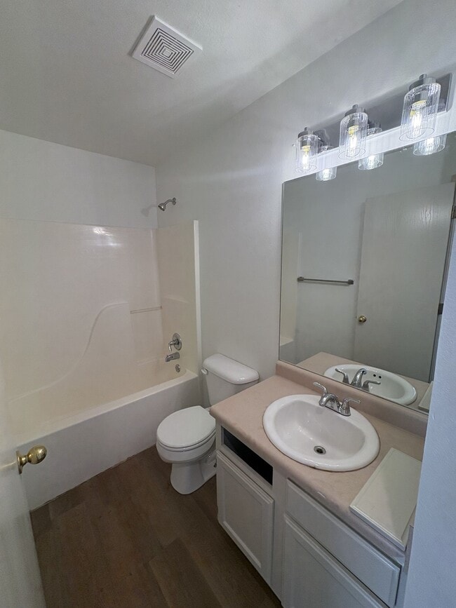 Building Photo - 601 Cedarbrook Ct