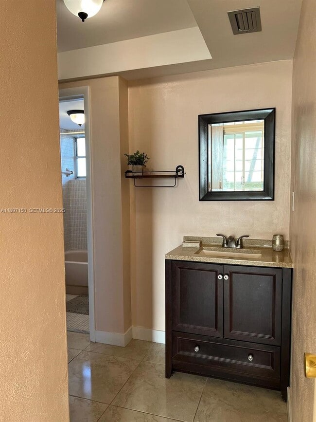 Building Photo - 1591 NE Miami Gardens Dr