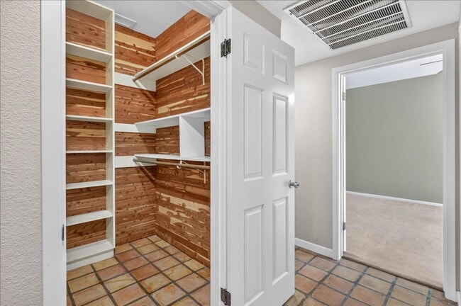 Building Photo - 5305 Greenbriar Dr
