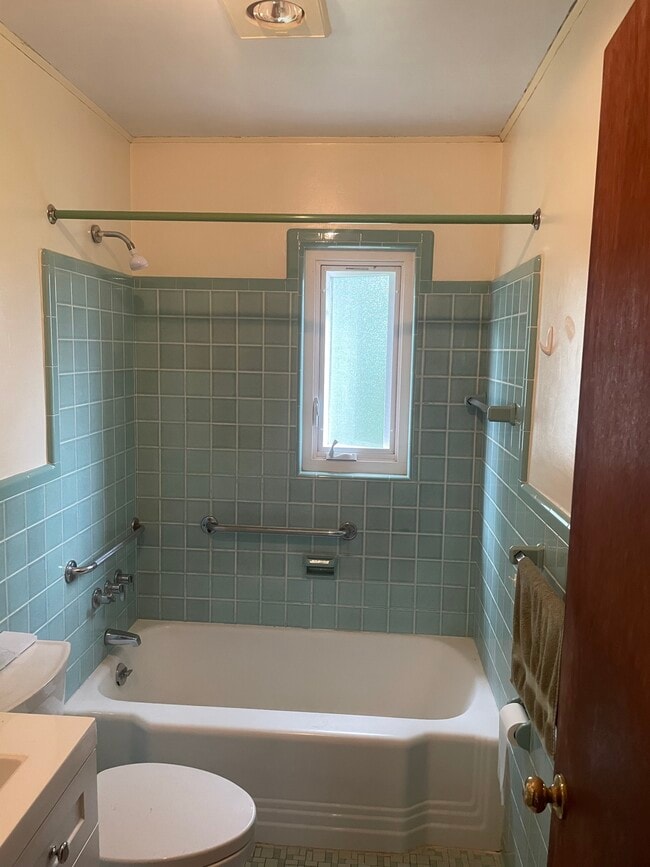 Building Photo - 33 Chestnut St