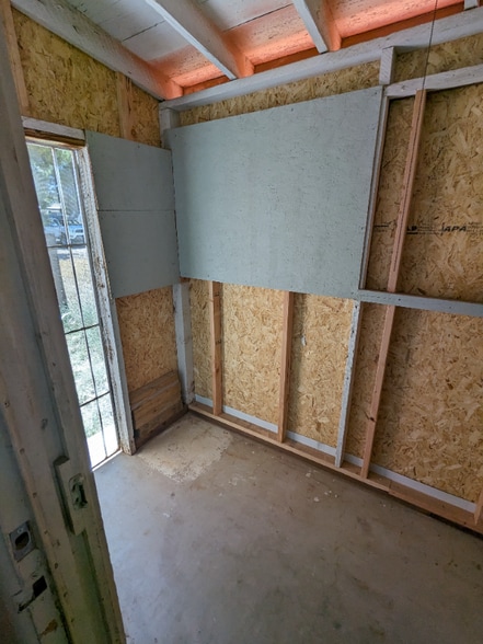 Building Photo - 2021 Louise Ave