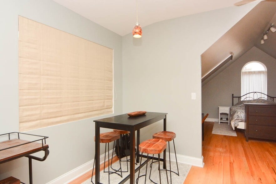 Building Photo - 949 N Winchester Ave