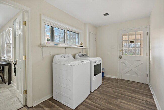 Building Photo - 2017 Woodford Rd