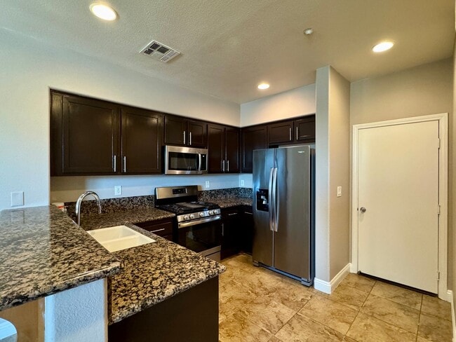 Building Photo - 3 Bed 2.5 Bath plus extra room Townhouse Style Condo / Attached 2 Car Garage