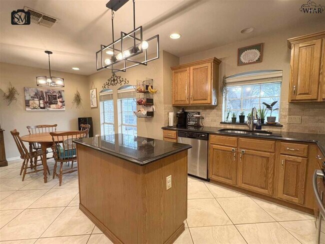 Building Photo - 4801 Shenandoah Dr