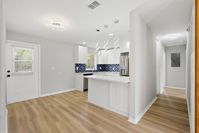 Building Photo - 2505 Lourdes Dr W